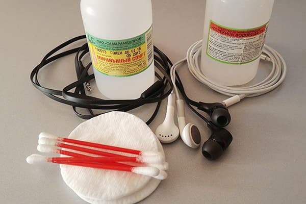 Căști, plăcuțe de bumbac și peroxid de hidrogen