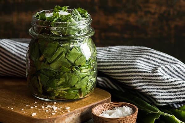 Sorrel cu sare într-un borcan
