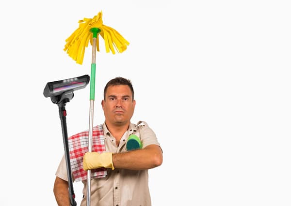 Bărbat cu mop și aspirator