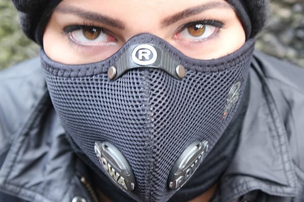 Fată într-un respirator