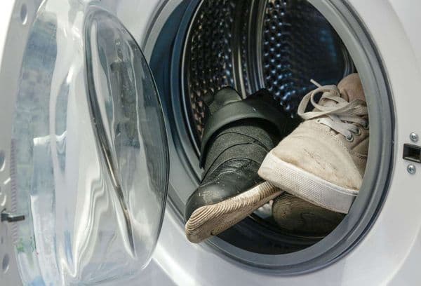 Pantofi murdari în toba unei mașini de jucărie