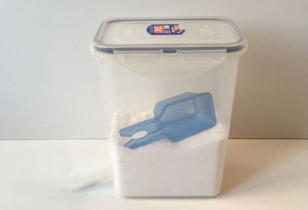 Pudră într-un recipient de plastic