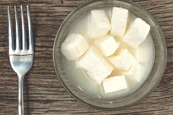 Bucăți de brânză feta în saramură