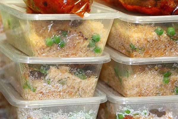 Pește congelat garnisit în containere