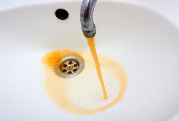 Apa de la robinet ruginită