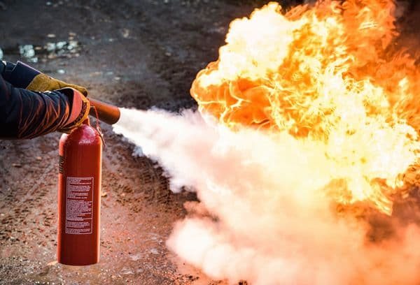 Stingerea unui incendiu cu un stingător