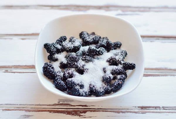 Mulberry, presărată cu zahăr.