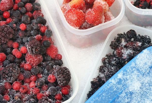 fructe de pădure în recipiente la congelator