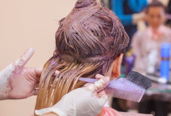 Colorarea părului în salon