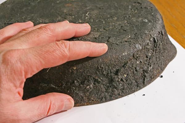 Strat gros de carbon în tigaie