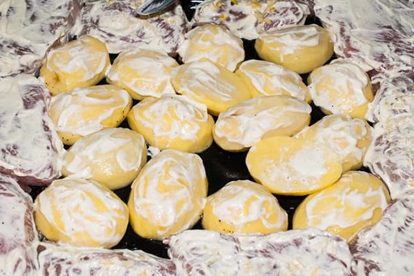 Cartofi și carne în maioneză înainte de coacere