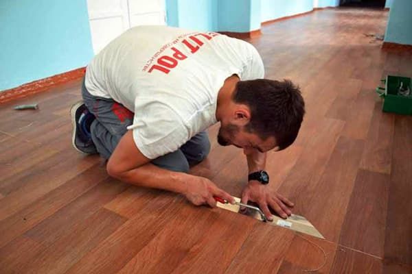 Repararea unei cusături pe linoleum