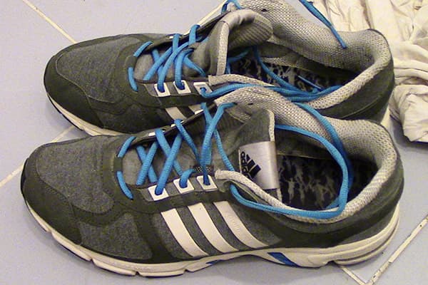 Adidași murdari
