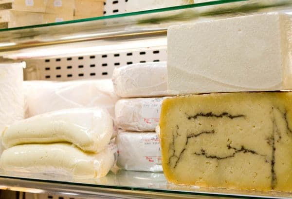 Brânzeturi de diferite soiuri la frigider