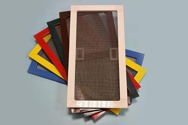 Diferite culori ale plaselor de tantari