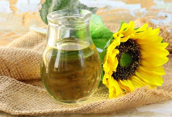 Ulei vegetal într-un bol de sticlă