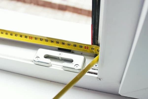 Măsurătorile unei ferestre pentru o plasă de țânțari