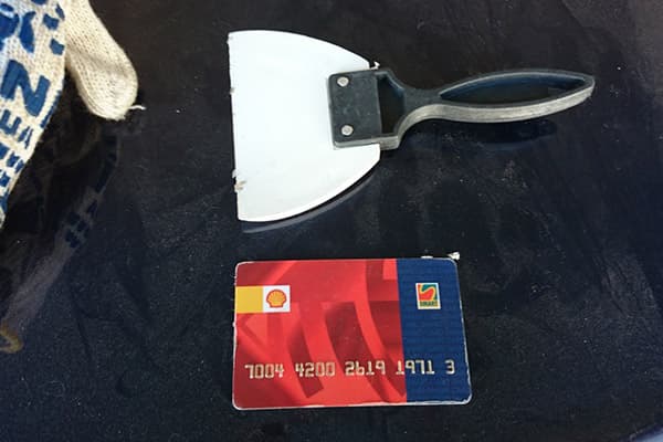 Spatula și card de plastic
