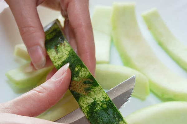 Curățarea cojilor de pepene verde pentru fructe confiate