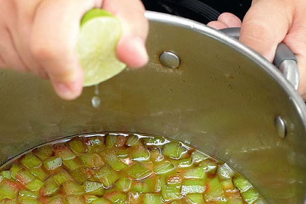 Adaugă sucul de lămâie pentru fructele confiate