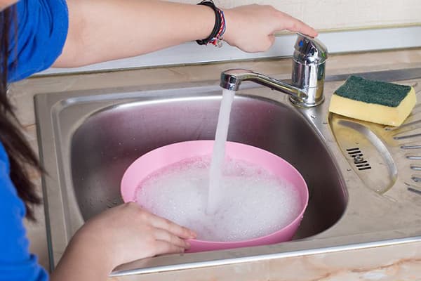 Soluție de detergent într-un bazin