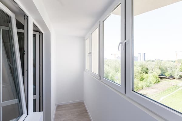 Ferestre fără perdele și jaluzele pe loggia
