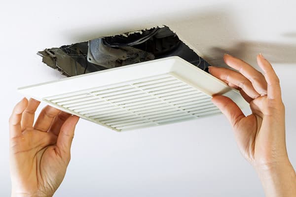 Scoaterea grătarului de ventilație