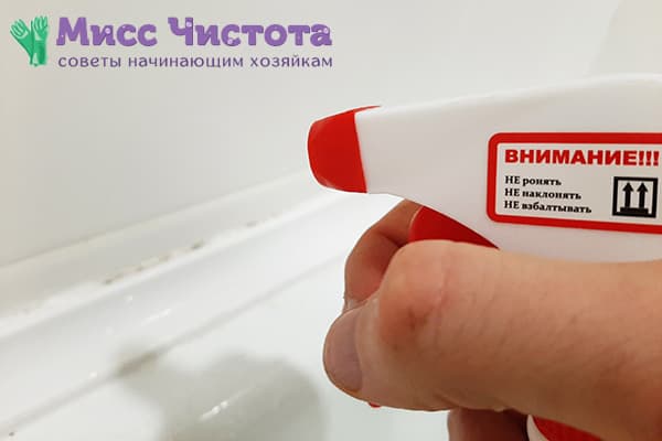Îndepărtarea ciupercii în baie cu un instrument special