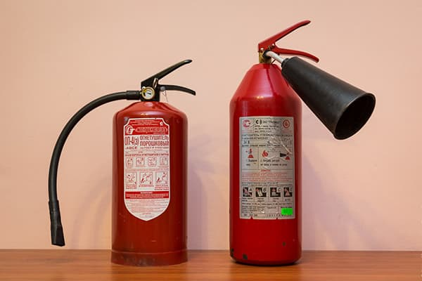 Stingătoare de pulbere și dioxid de carbon