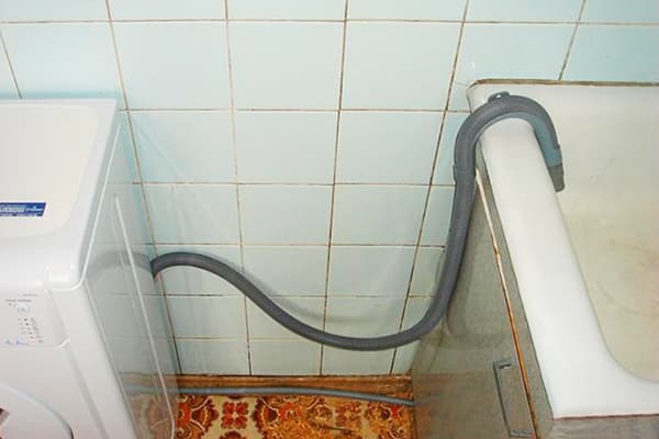 Scurgeți mașina de spălat în cadă