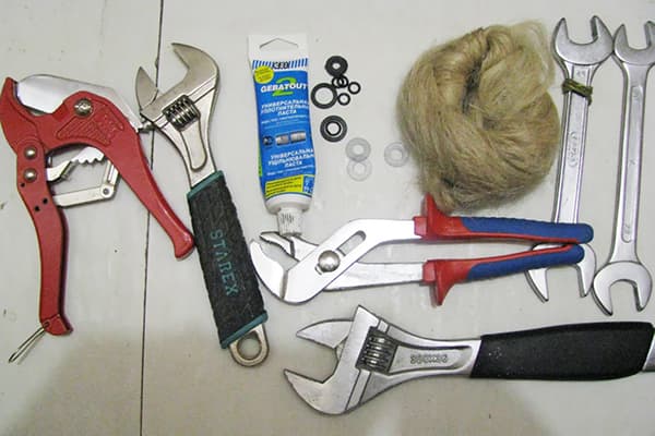 Instrument pentru conectarea unei mașini de spălat