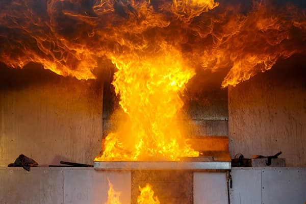 Foc în bucătărie din cauza stingerii uleiului