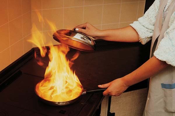 Stingerea uleiului de ardere cu un capac metalic