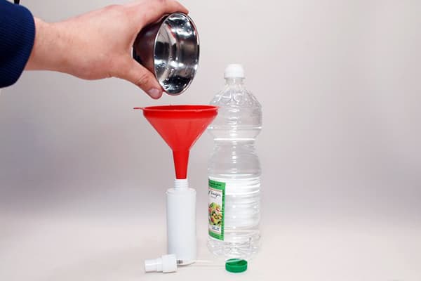 Se toarnă oțet într-o sticlă de plastic