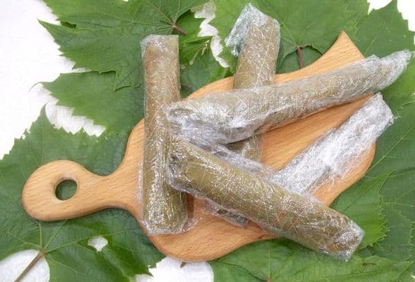 Frunze înghețate în pelicule agățate