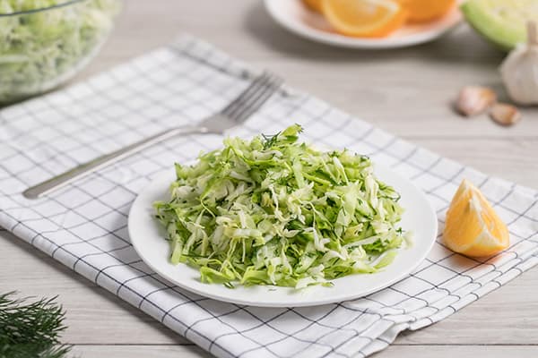 Salată ușoară și ustensile de gătit