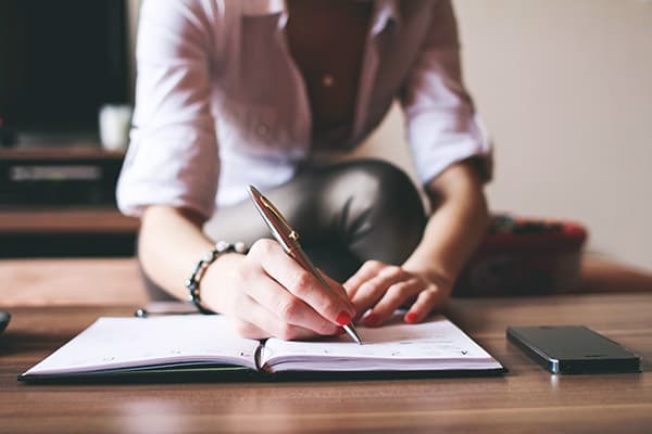 Femeia ține un jurnal