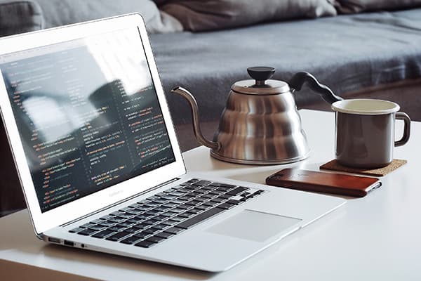 Netbook și cafea pe masa de cafea