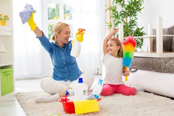 Mama și fiica fac curățenie