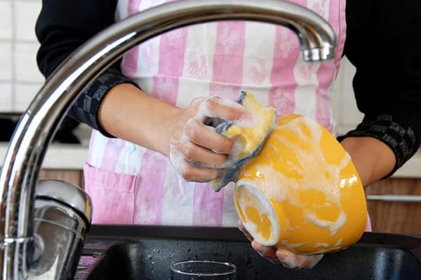 Spălarea vaselor cu un burete de spumă