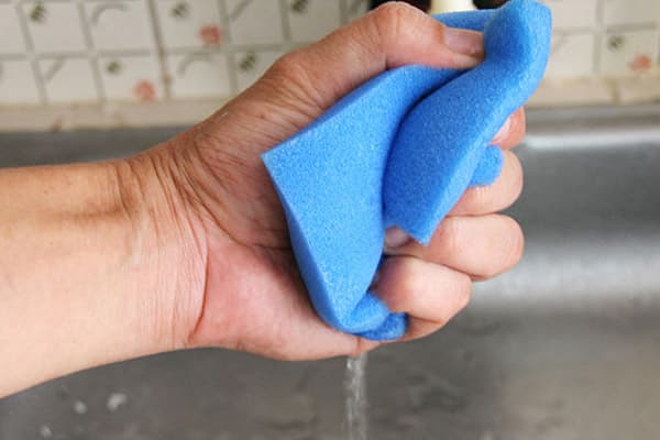 Un bărbat apasă un burete de spumă