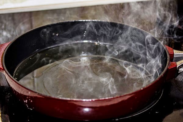 Uleiul într-o tigaie fumează