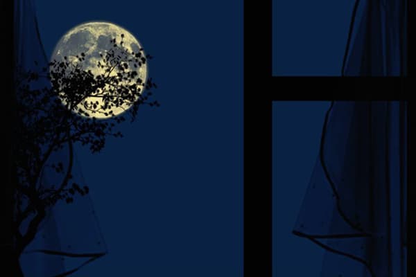Luna plină în afara ferestrei