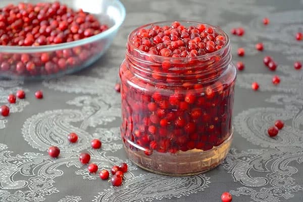 Boabe de lingonberry într-un borcan de sticlă