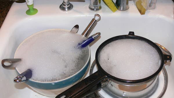 Vasele sunt înmuiate într-o soluție de detergent