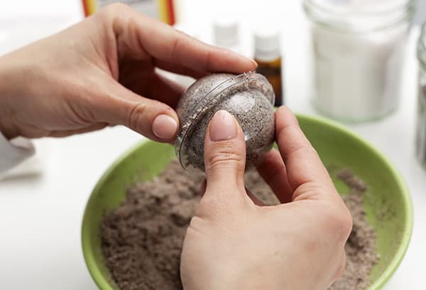 Fata sculptează o bombă de cafea pentru o baie