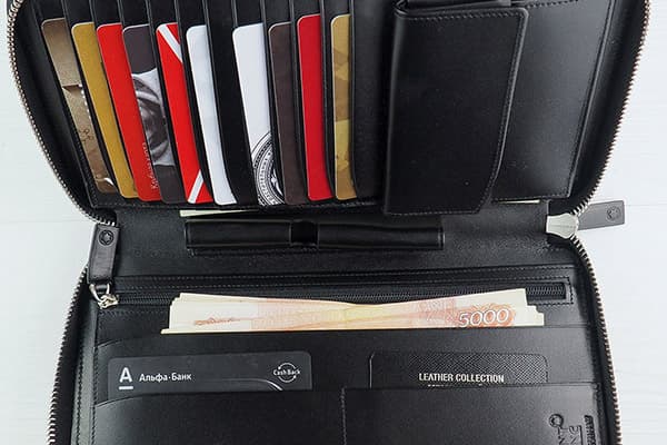 Banii și cardurile bancare din portofel