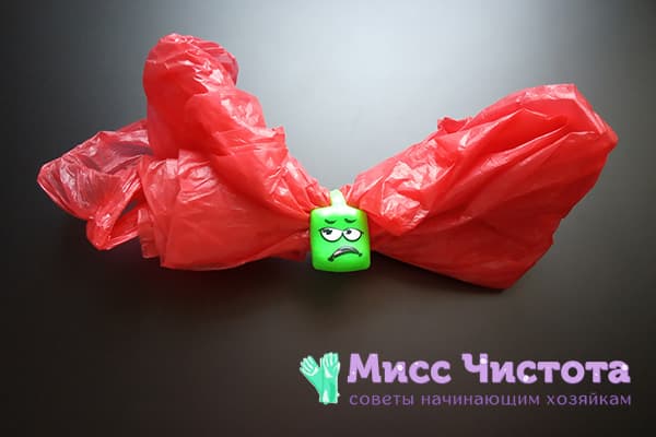 Strepurați pe o pungă pliată de plastic