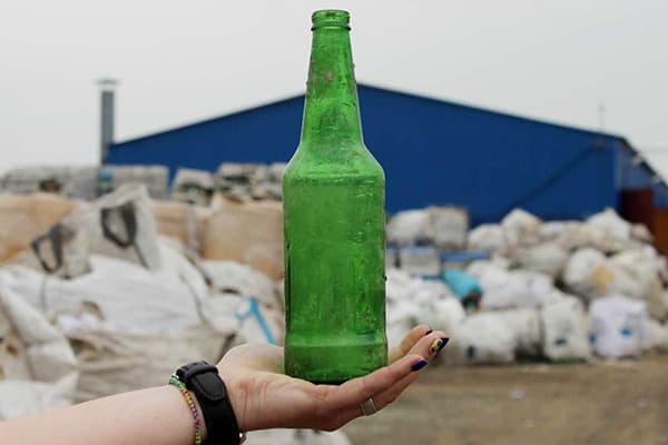 Sticlă de sticlă într-un depozit de deșeuri