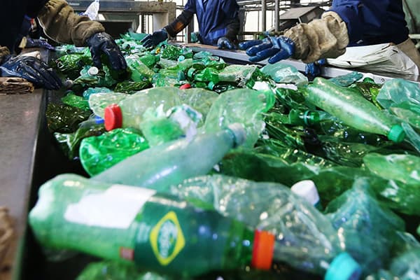 Uzina de reciclare a sticlelor de plastic
